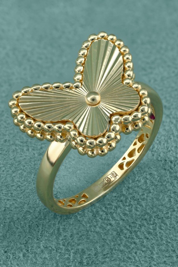 Кольцо из лимонного золота c рубином