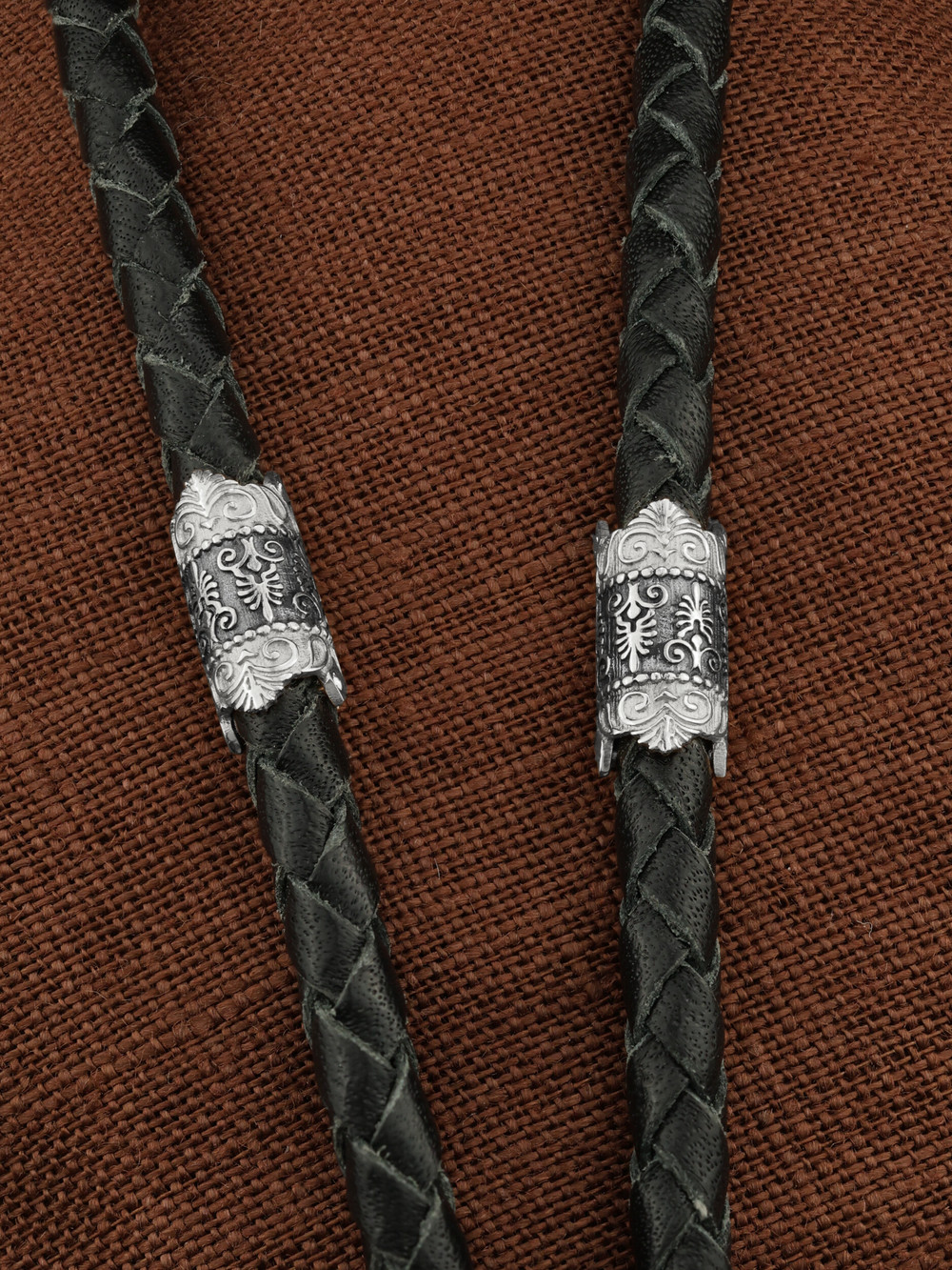 Шнурок кожаный из белого золота c кожаным шнурком