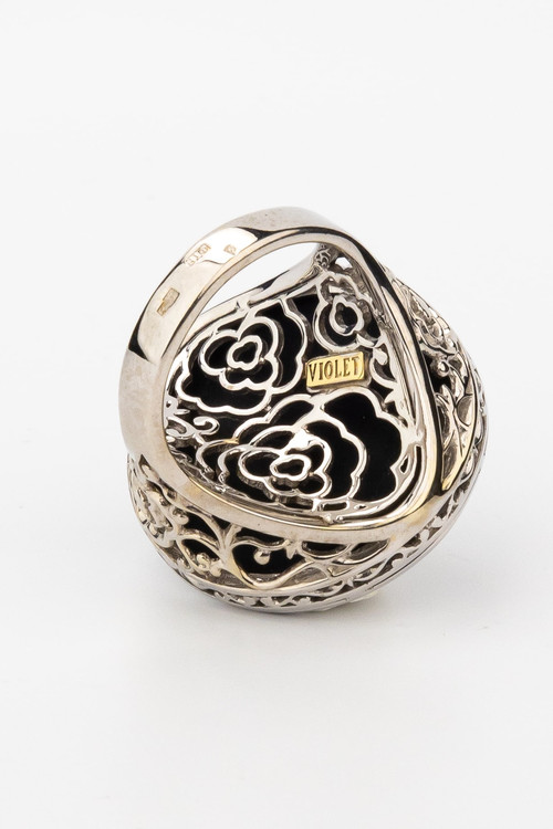 Кольцо из белого золота c ониксом и перламутром