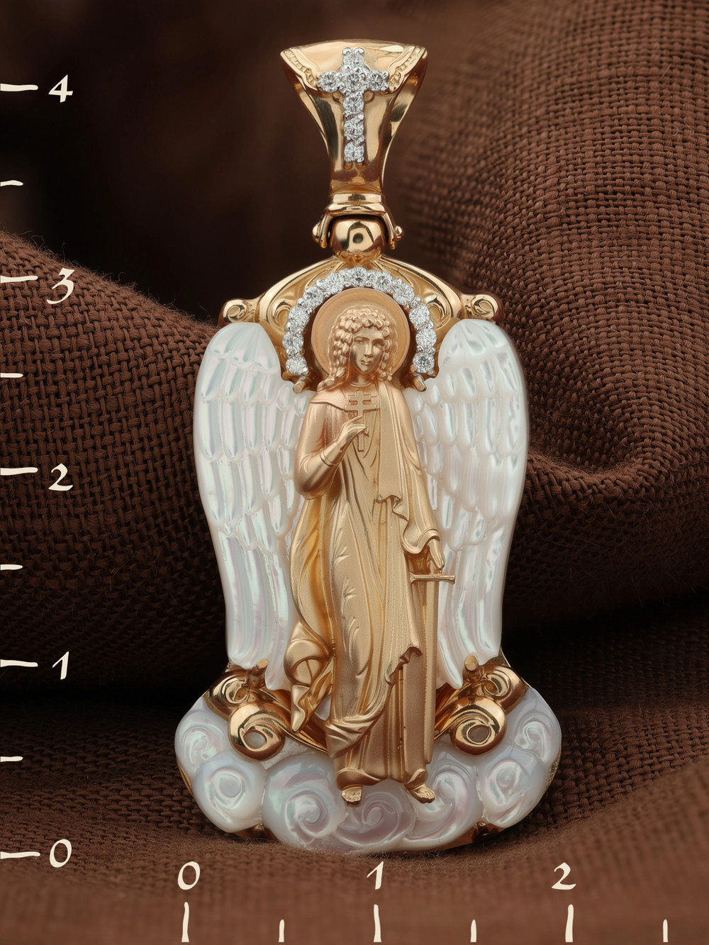 Образок из золота c бриллиантами и перламутром