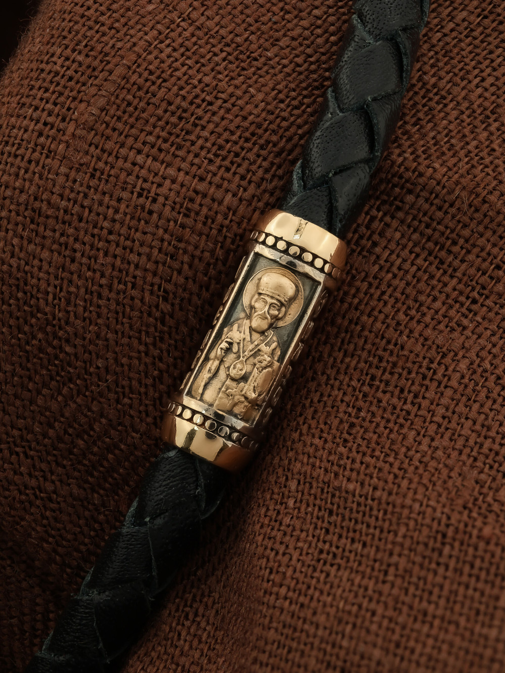 Браслет из золота c кожаным шнурком