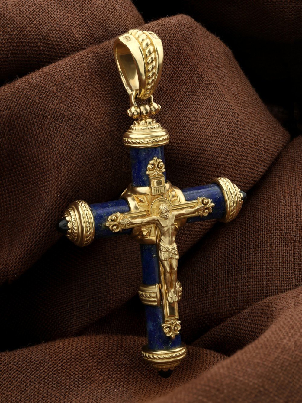 Крест из лимонного золота c ониксом и лазуритом