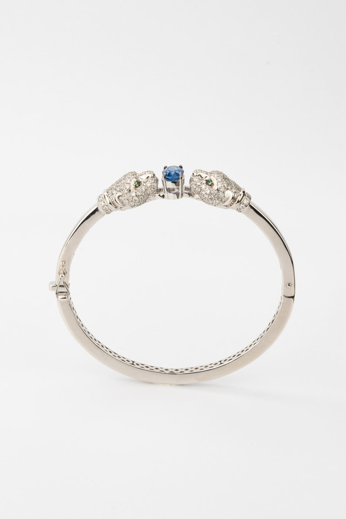 Браслет из белого золота c бриллиантами, сапфиром и изумрудом