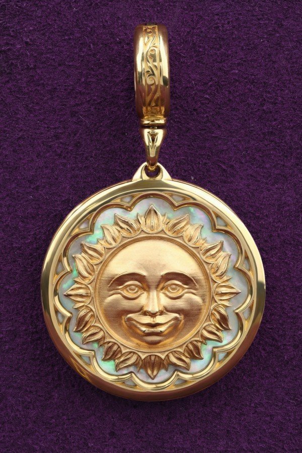 Подвеска из лимонного золота c перламутром