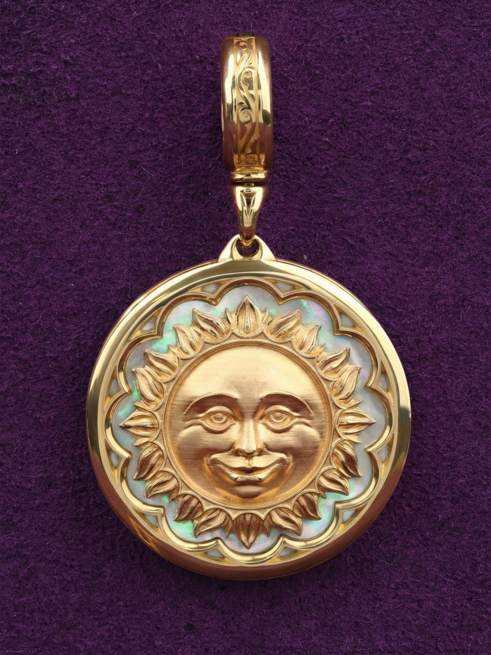 Подвеска из лимонного золота c перламутром