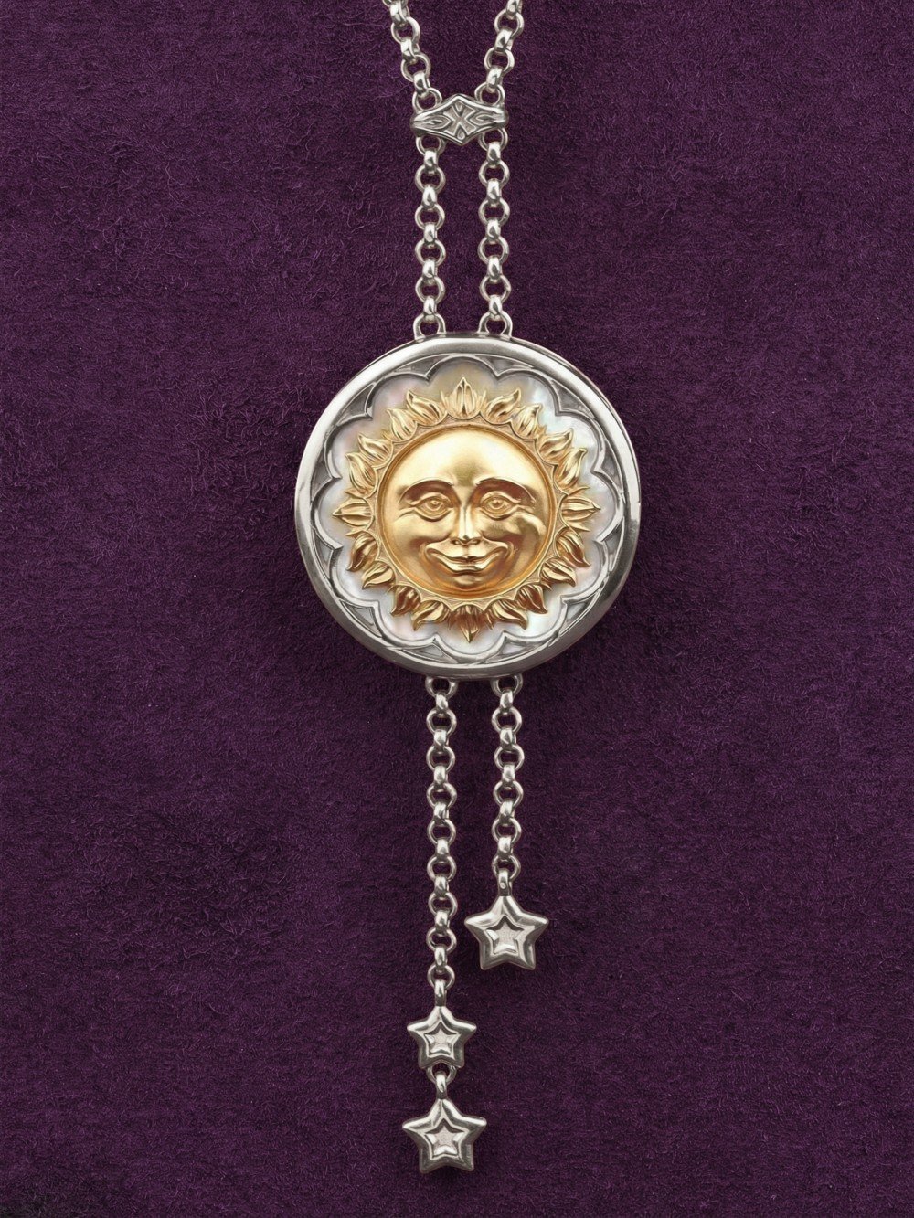 Колье из белого золота c ониксом и перламутром