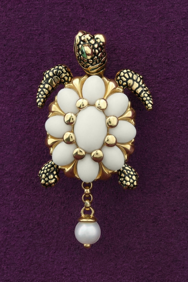 Подвеска из лимонного золота c эмаль , жемчугом и бивнем мамонта