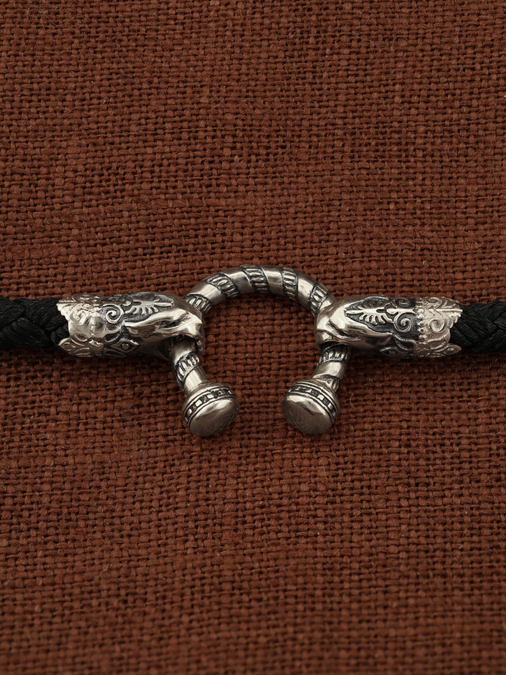 Шнурок шёлковый из белого золота c шёлковым шнурком