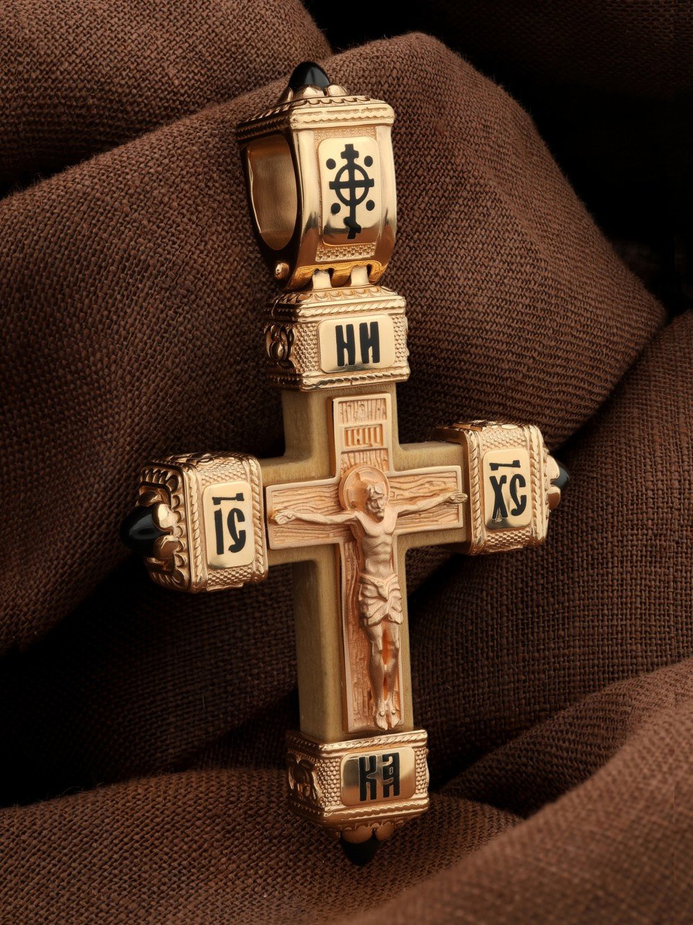 Крест из золота c эмаль , ониксом и деревом груши