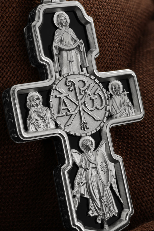 Крест из белого золота c ониксом