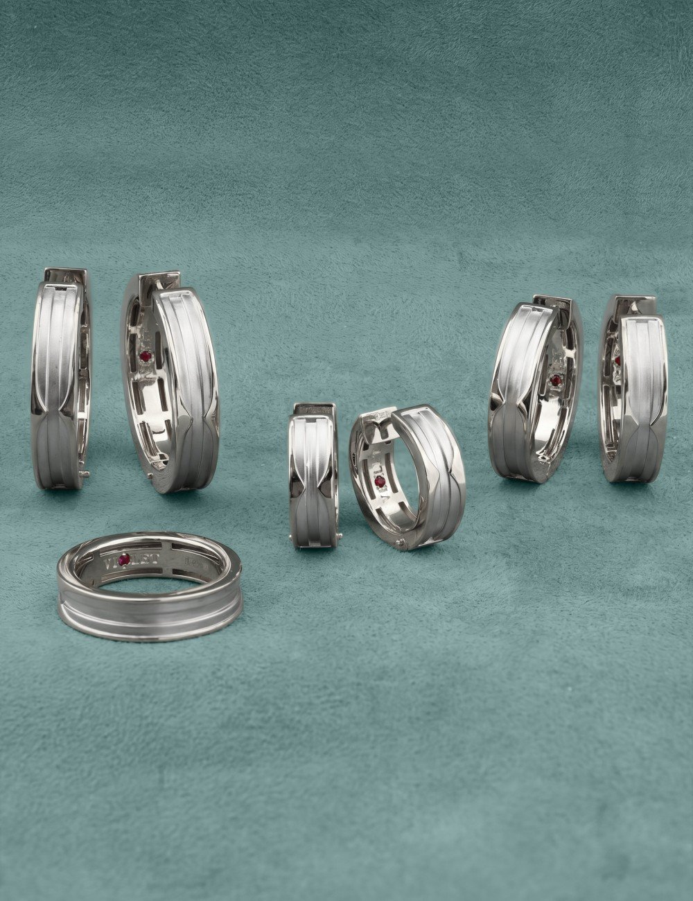 Кольцо из белого золота c рубином