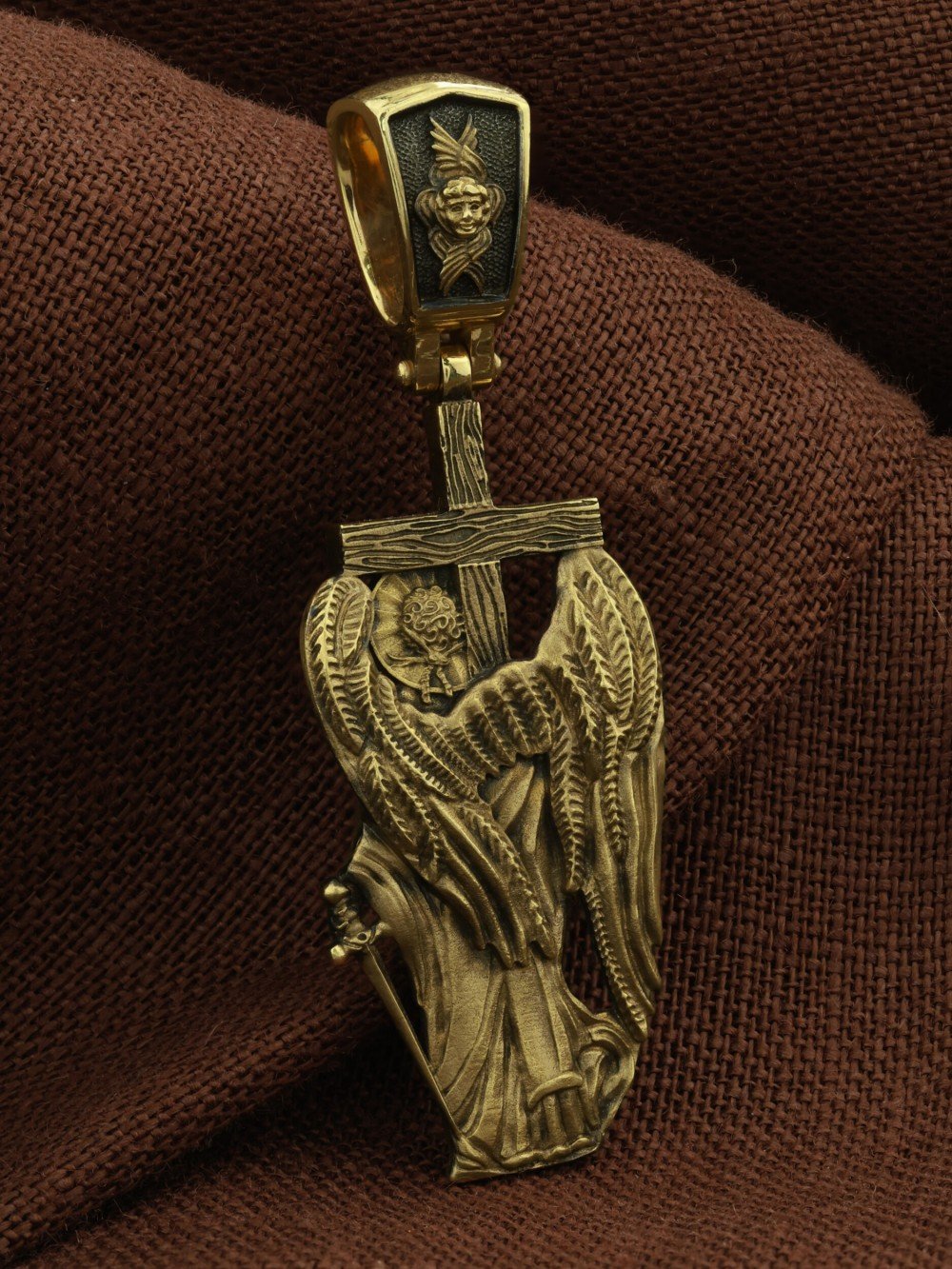 Крест из лимонного золота