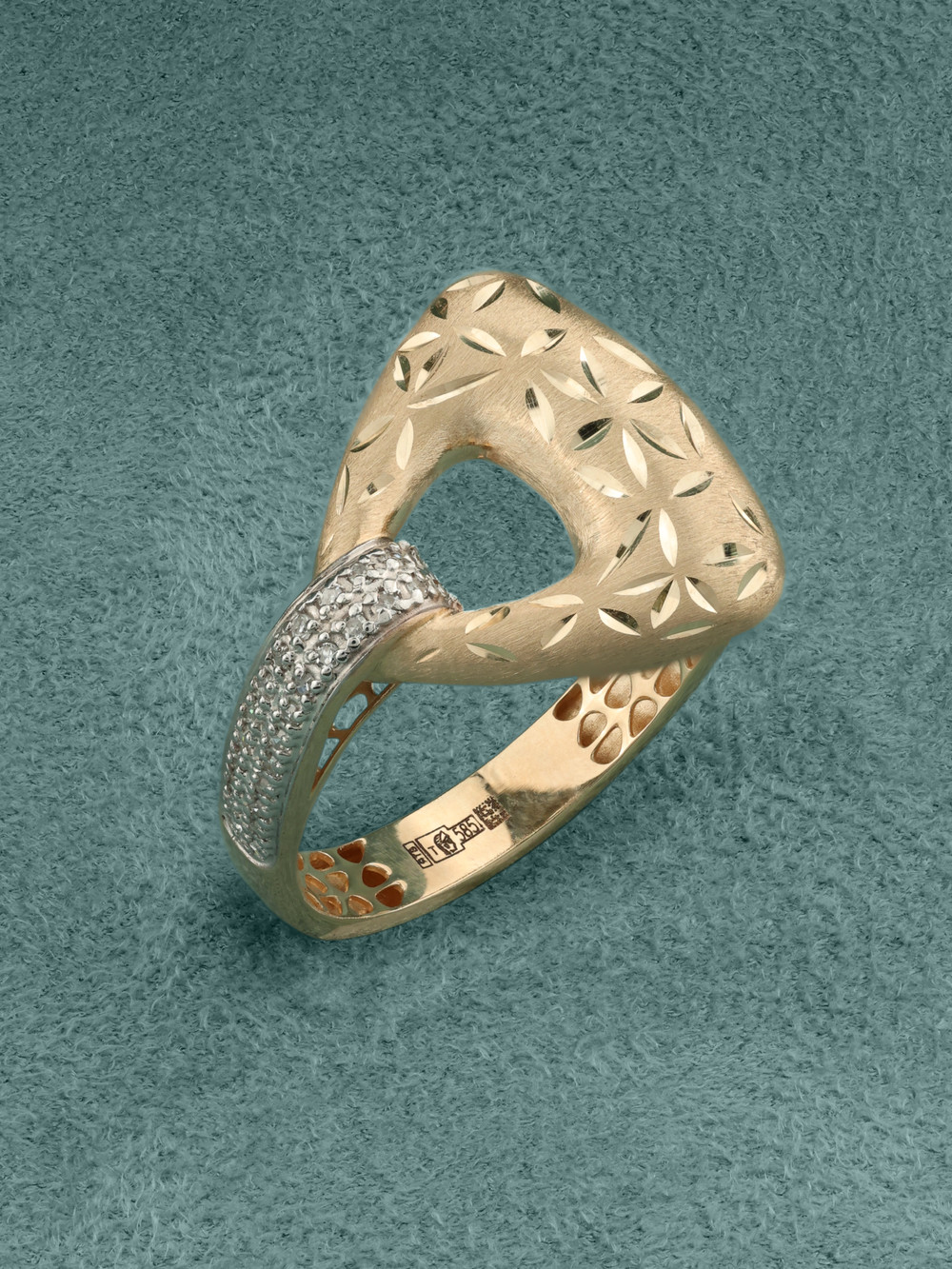 Кольцо из золота c бриллиантами