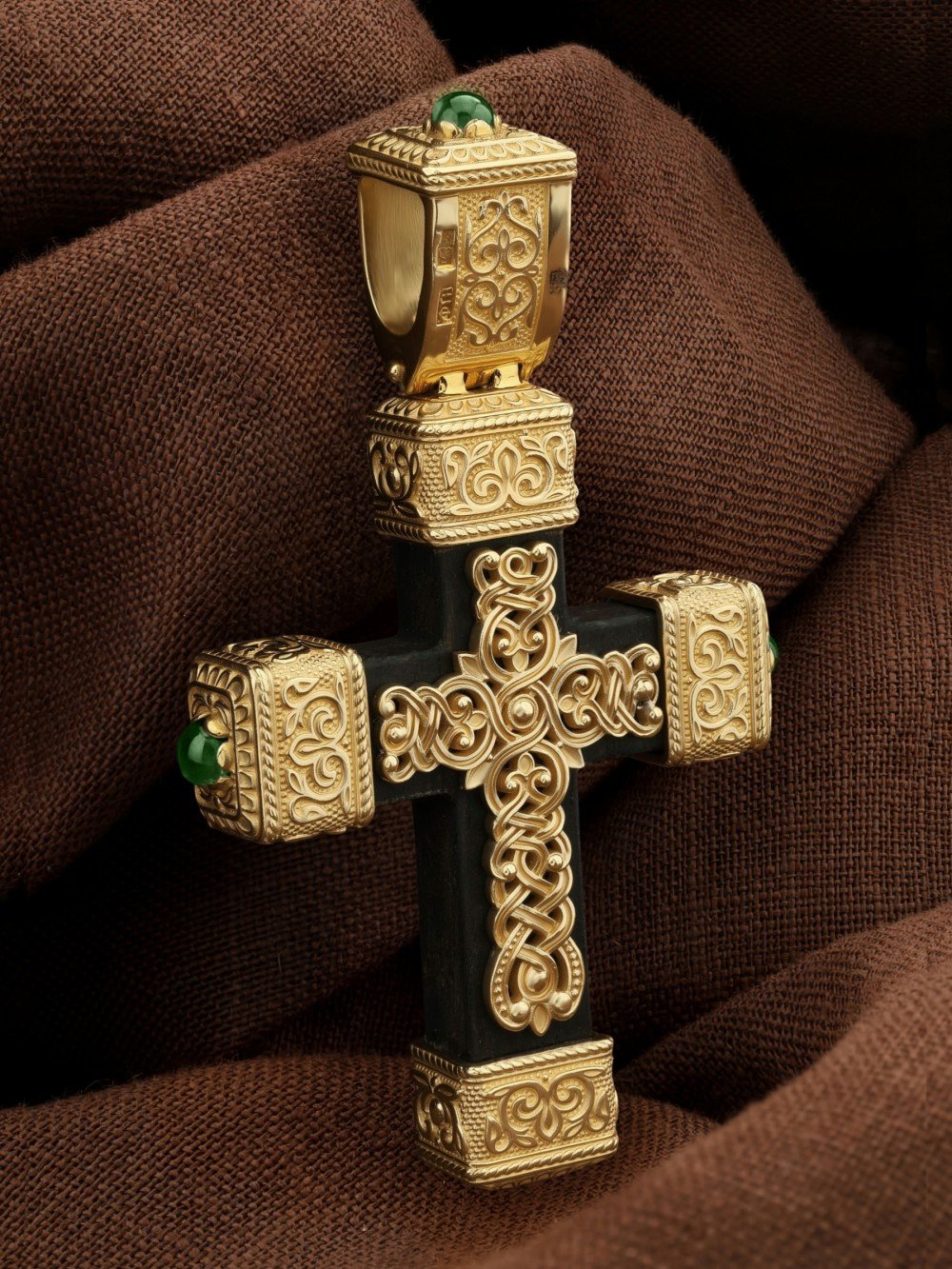 Крест из лимонного золота c эмаль , хризопразом и эбеновым деревом