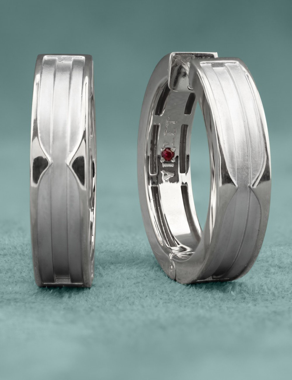 Серьги из белого золота c рубином