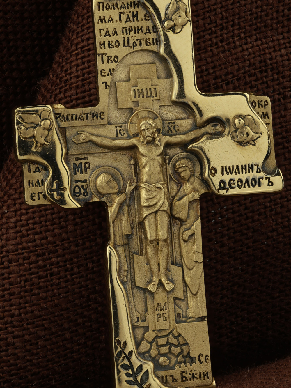 Крест из лимонного золота