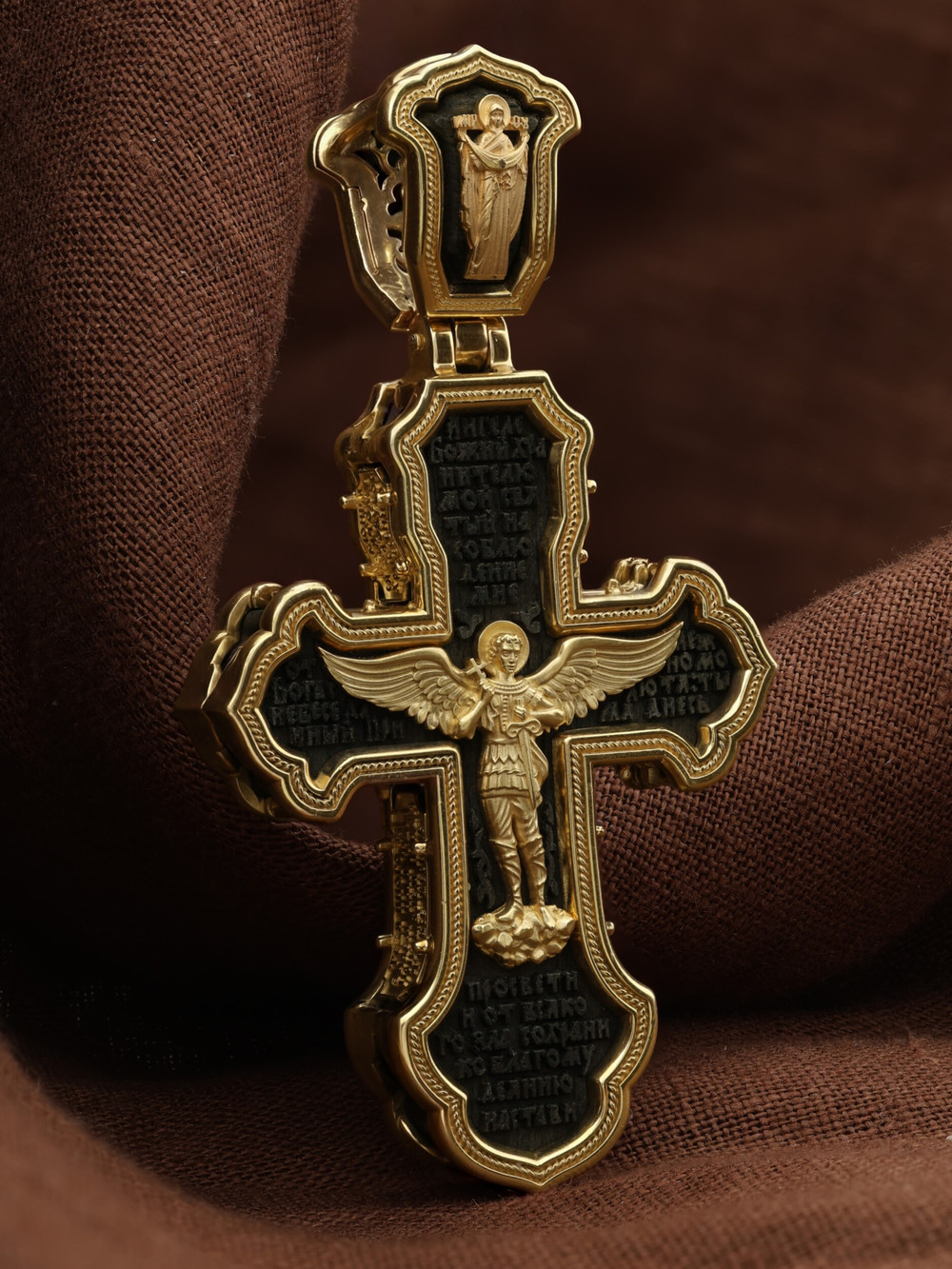 Крест из лимонного золота c эбеновым деревом