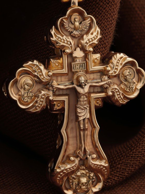 Крест из золота c деревом груши