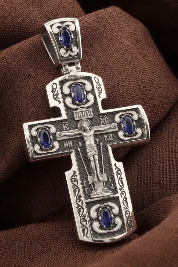Крест из белого золота c эмаль и сапфиром