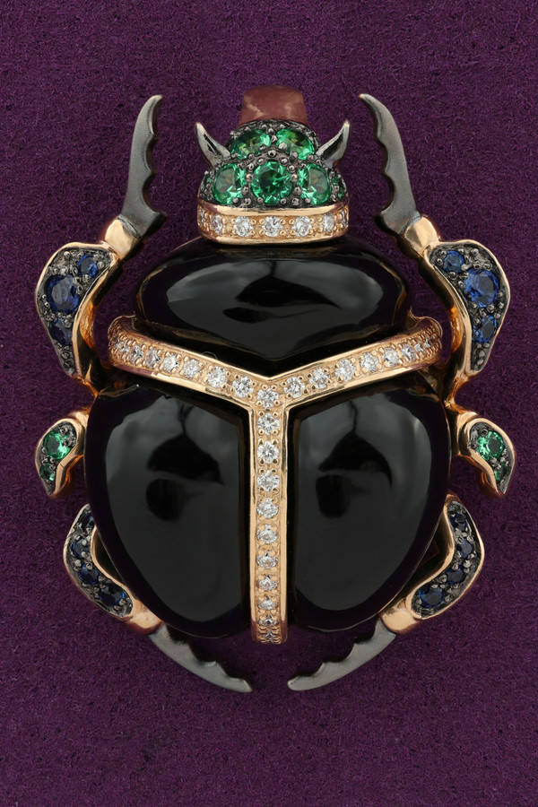 Подвеска из золота c бриллиантами, сапфиром, изумрудом и ониксом