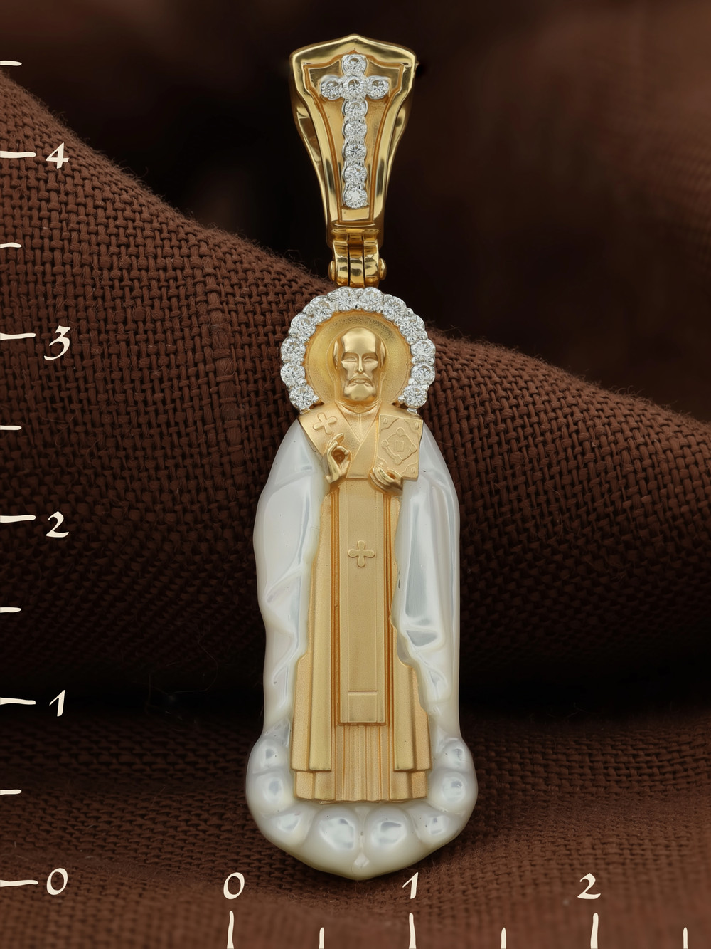 Образок из лимонного золота c бриллиантами и перламутром