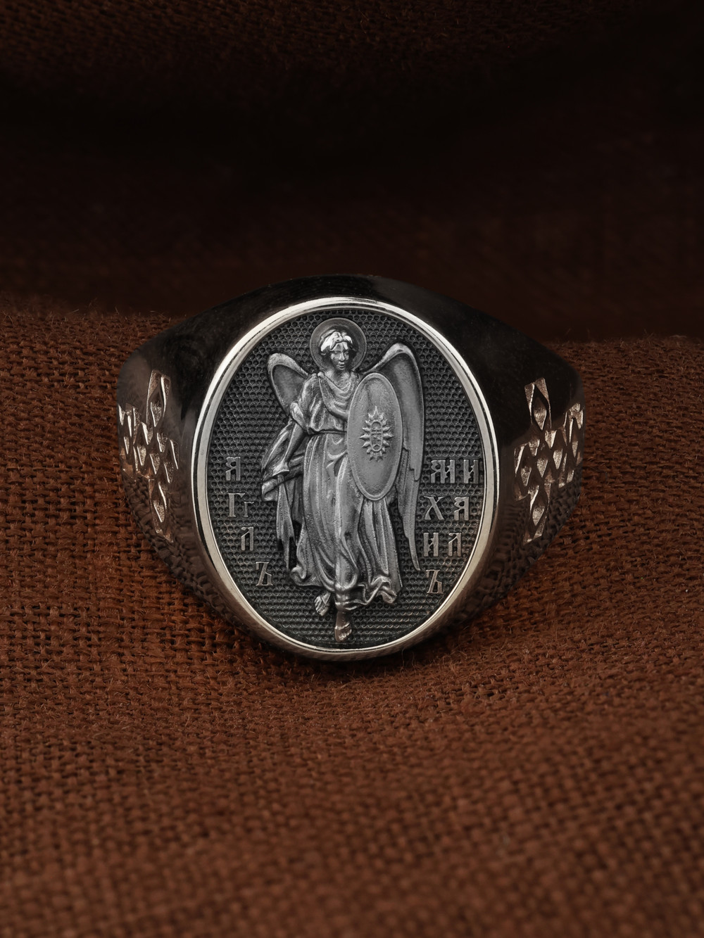 Кольцо из белого золота