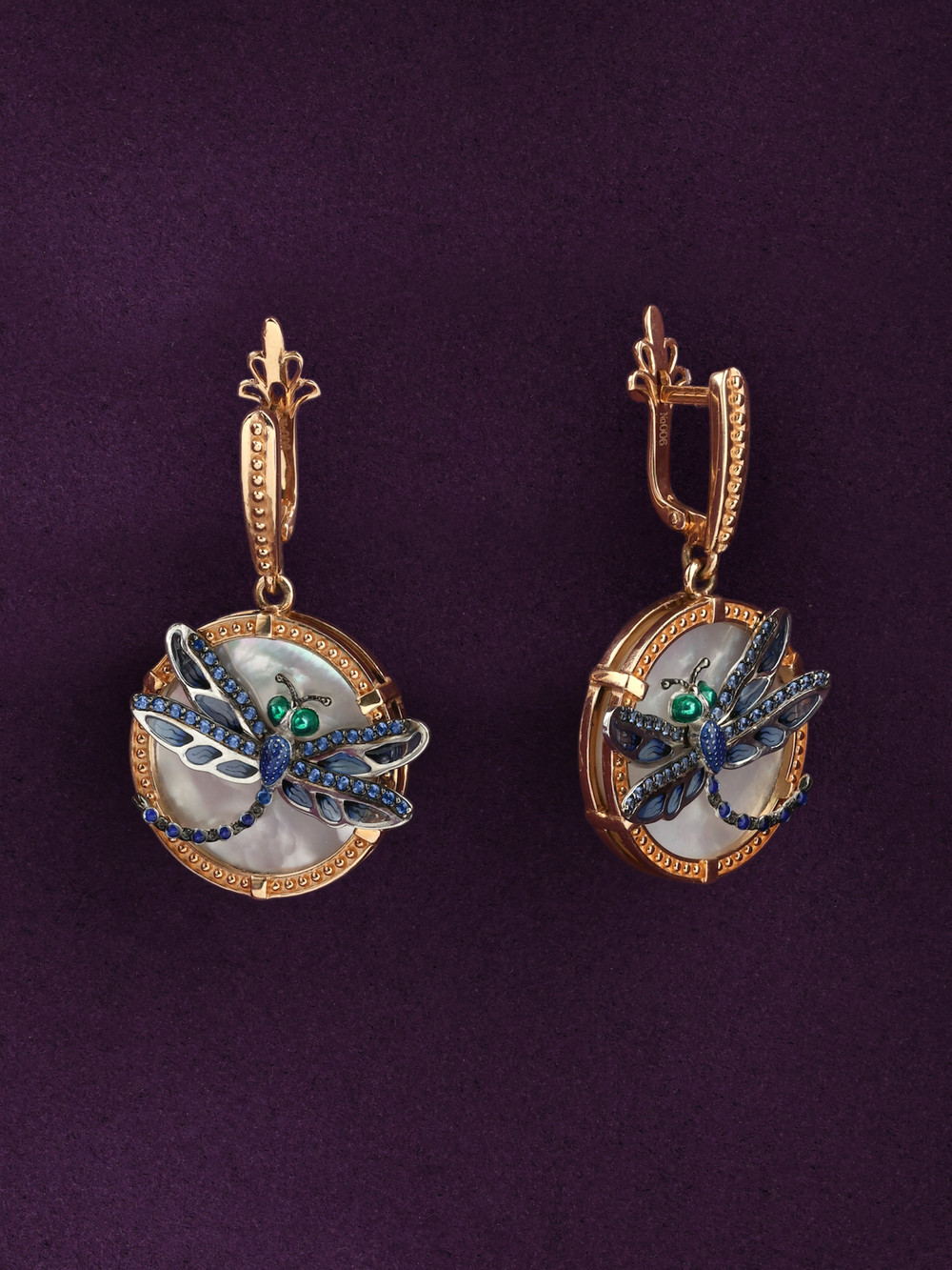 Серьги из золота c сапфиром, эмалью и перламутром