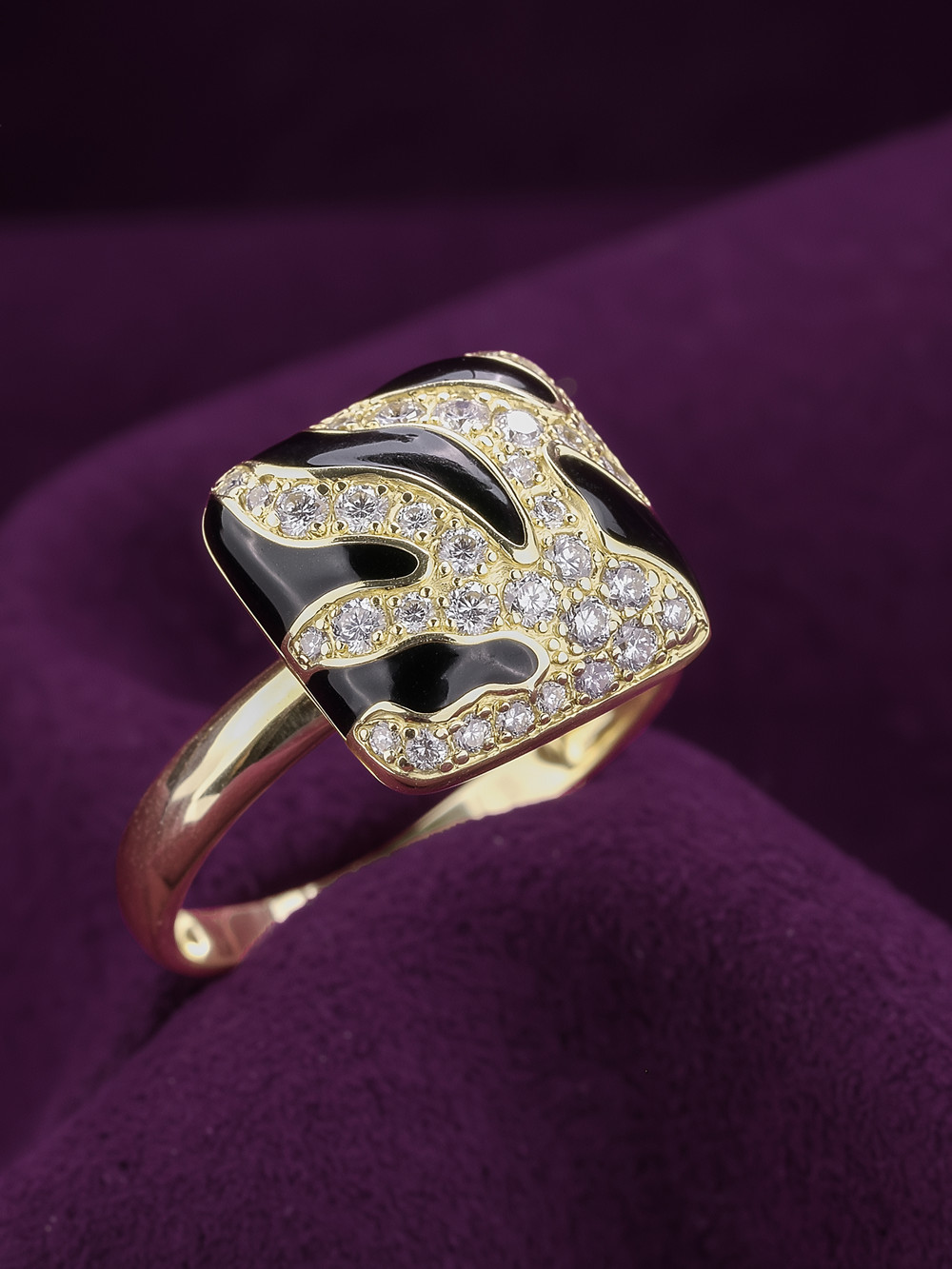 Кольцо из лимонного золота c эмаль и бриллиантами