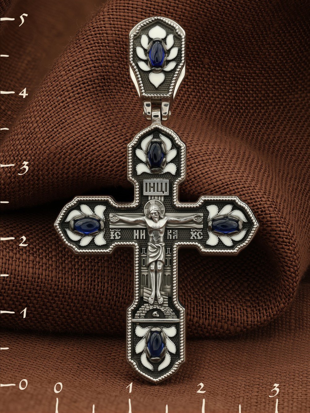 Крест из белого золота c эмаль и сапфиром