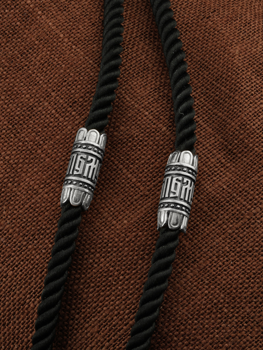 Шнурок шёлковый из белого золота c шёлковым шнурком