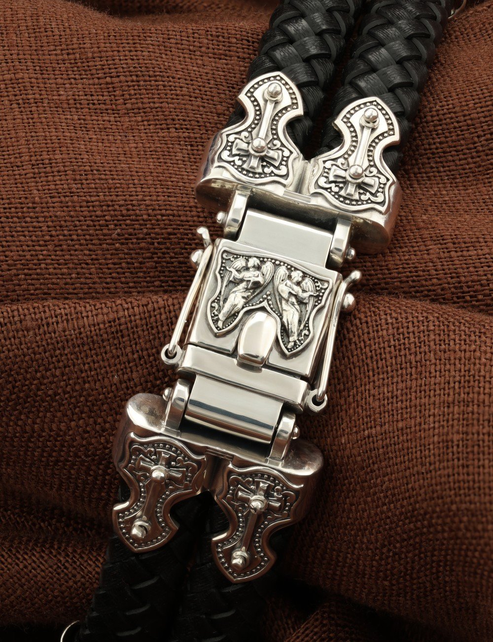 Браслет из серебра c кожаным шнурком