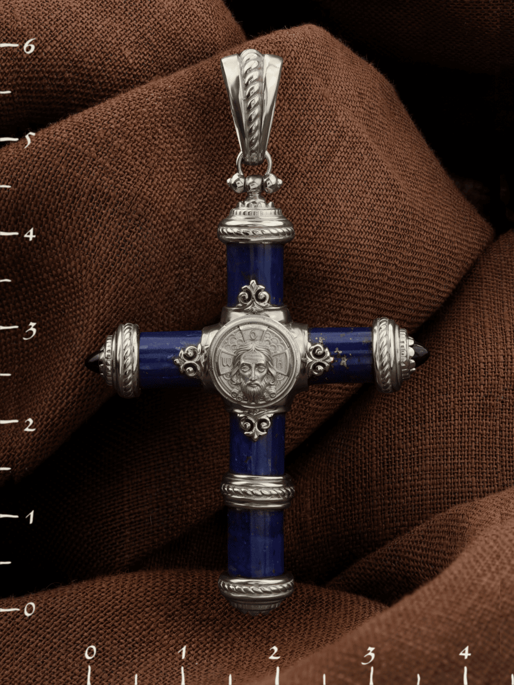 Крест из белого золота c ониксом и лазуритом