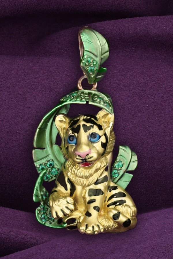 Подвеска из золота c эмалью и изумрудом