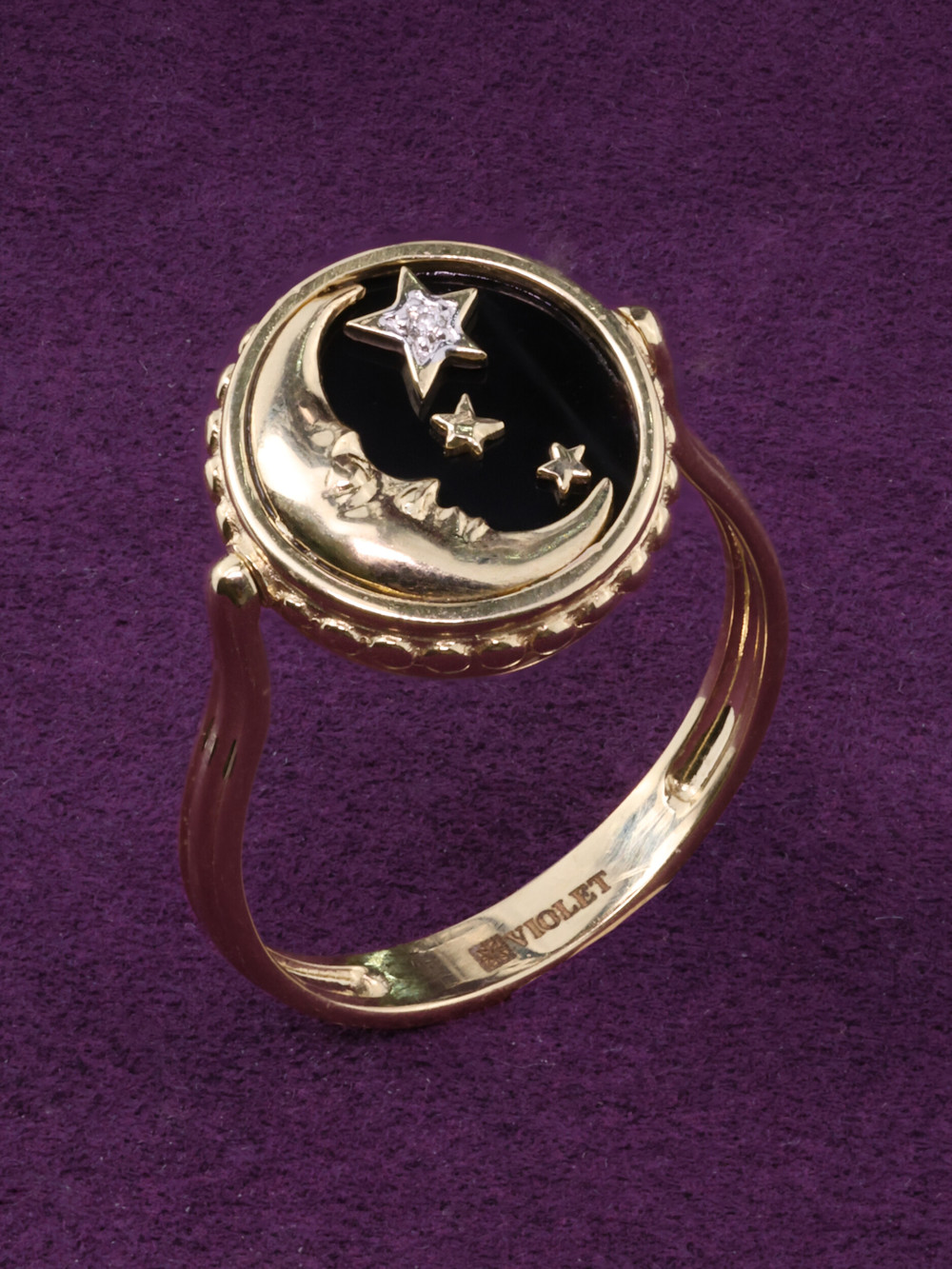 Кольцо из лимонного золота c бриллиантами, ониксом и перламутром