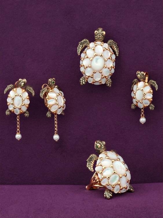 Брошь из золота c эмаль и перламутром