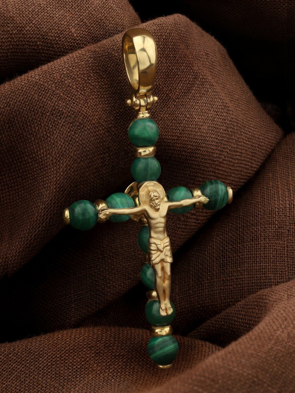 Крест из лимонного золота c малахитом