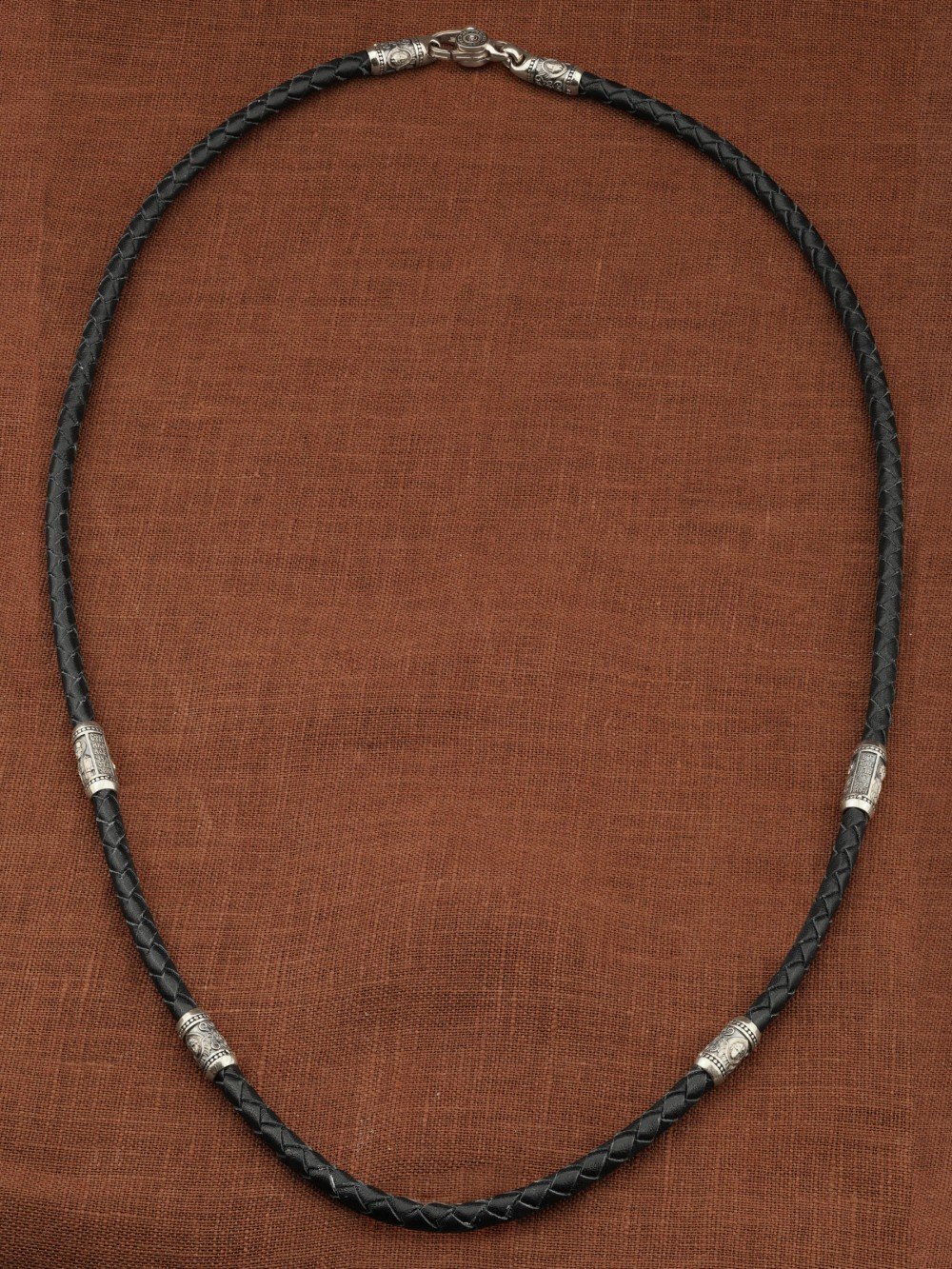 Гайтан из белого золота c кожаным шнурком