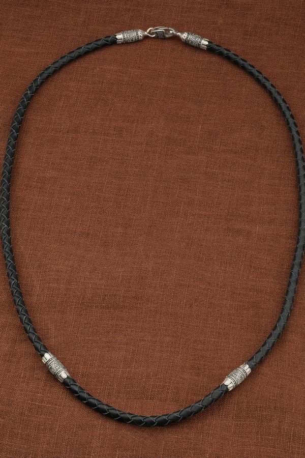 Гайтан из белого золота c кожаным шнурком