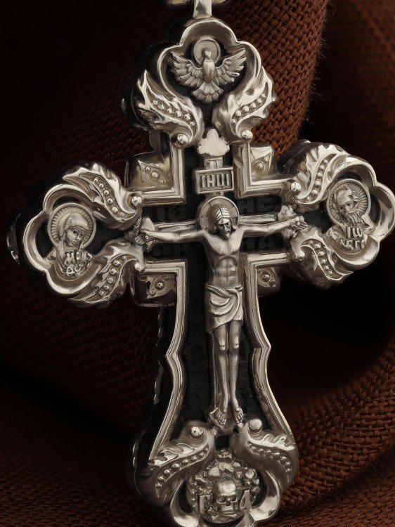 Крест из белого золота c эбеновым деревом