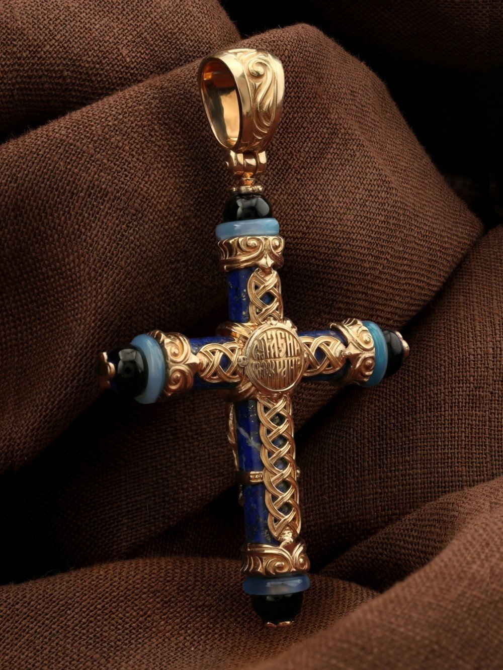 Крест из золота c ониксом, агатом и лазуритом