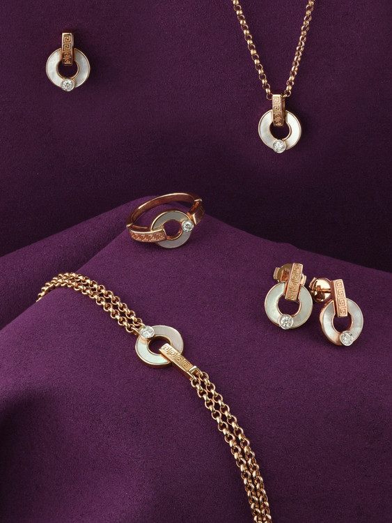 Браслет из золота c бриллиантами и перламутром