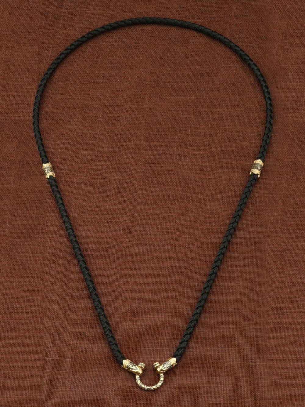 Шнурок шёлковый из лимонного золота c шёлковым шнурком