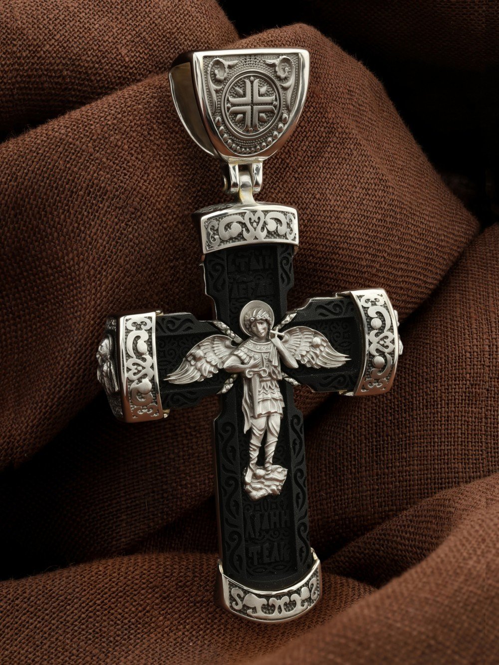 Крест из белого золота c эбеновым деревом