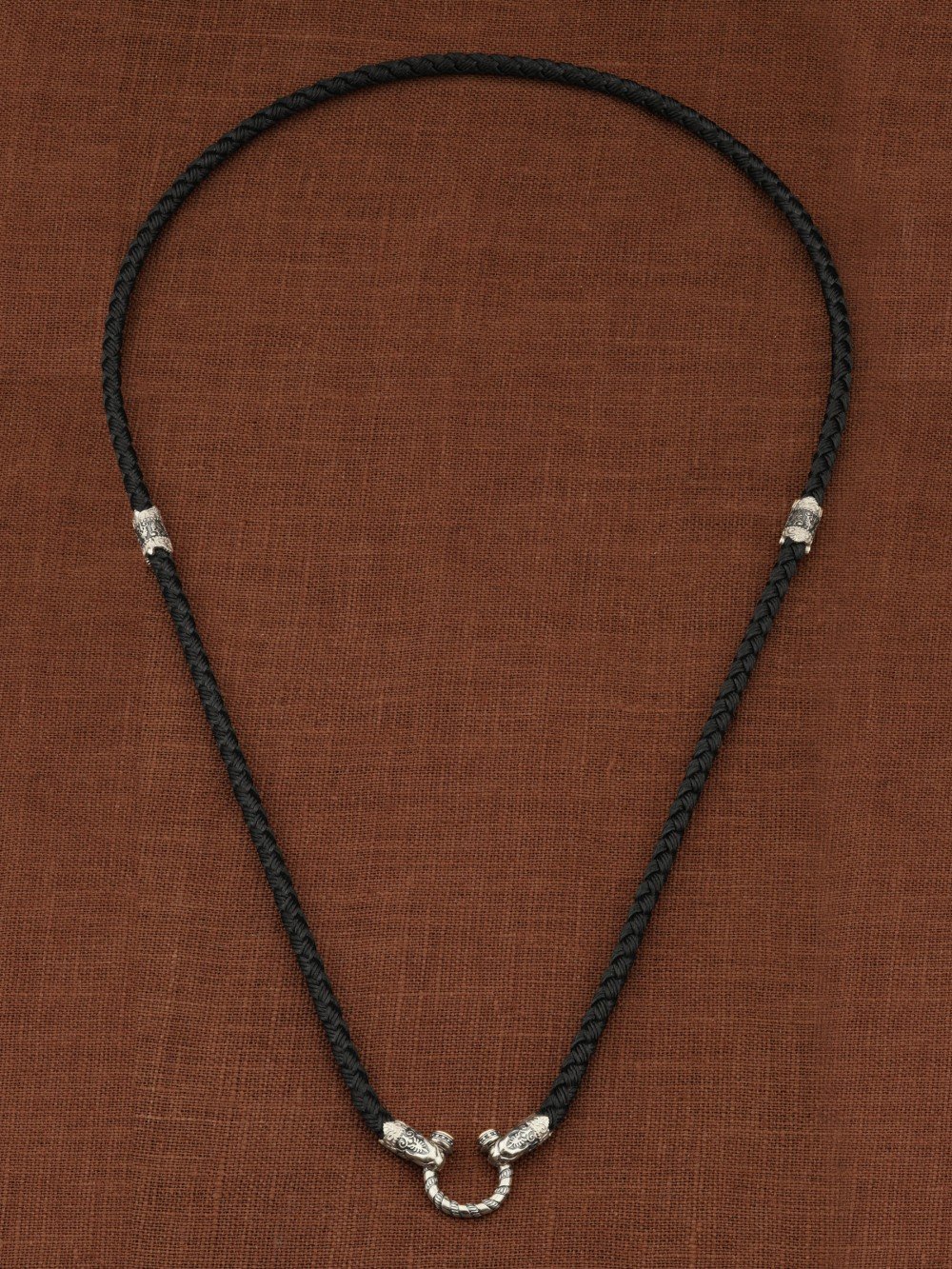 Шнурок шёлковый из белого золота c шёлковым шнурком