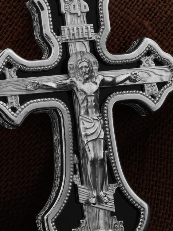 Крест из белого золота c ониксом