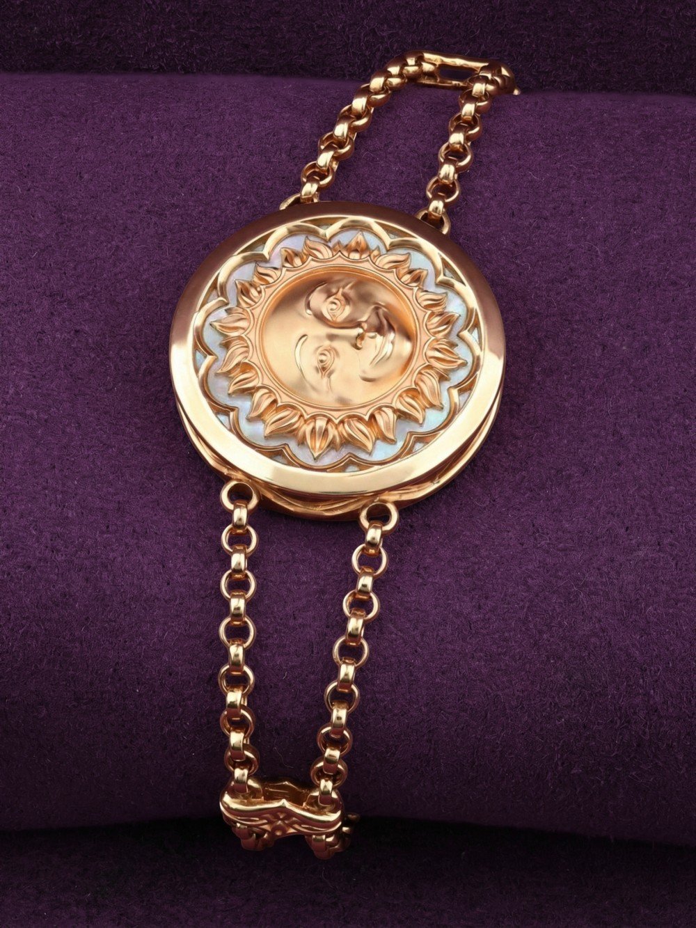 Браслет из золота c ониксом и перламутром