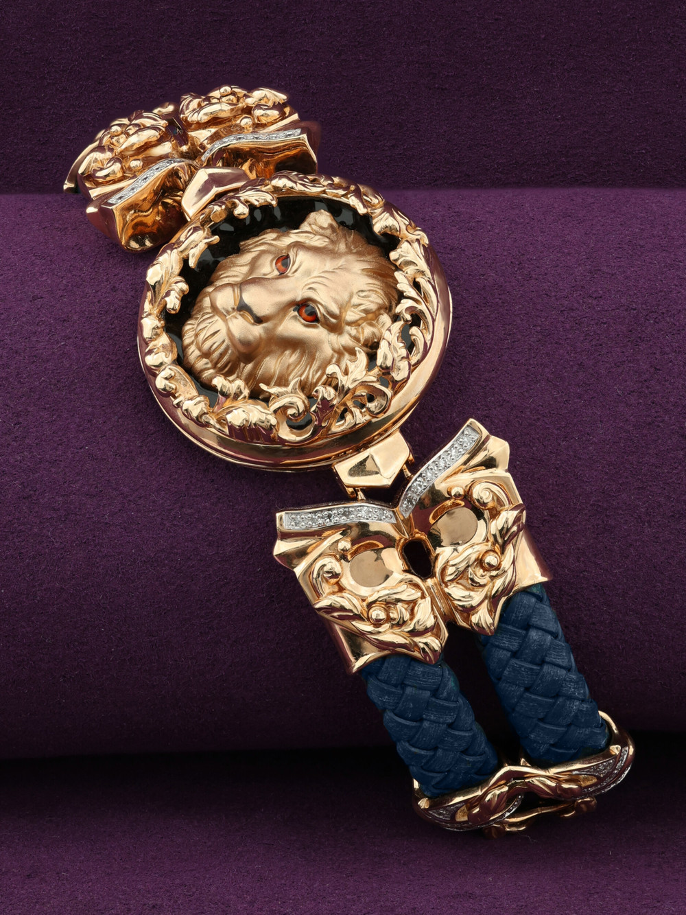 Браслет из золота c эмаль , бриллиантами, кожаным шнурком и ониксом