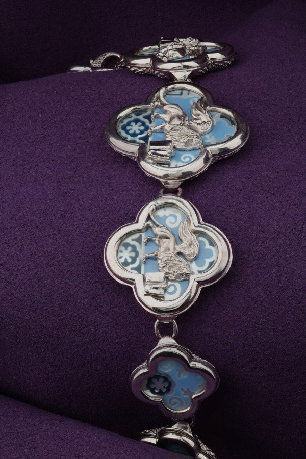 Браслет из белого золота c эмалью, жемчугом и перламутром