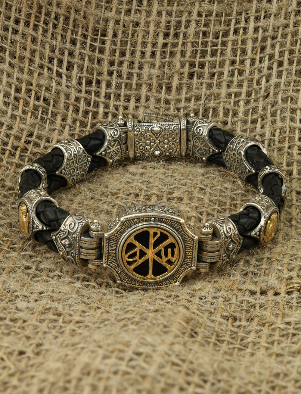 Браслет из серебра и золота c кожаным шнурком и ониксом