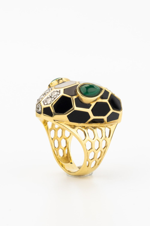 Кольцо из лимонного золота c бриллиантами, рубином, ониксом, малахитом и перламутром